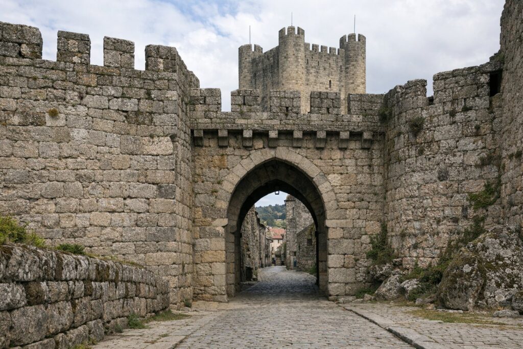 Vila muralhada com porta ameiada e torre de menagem